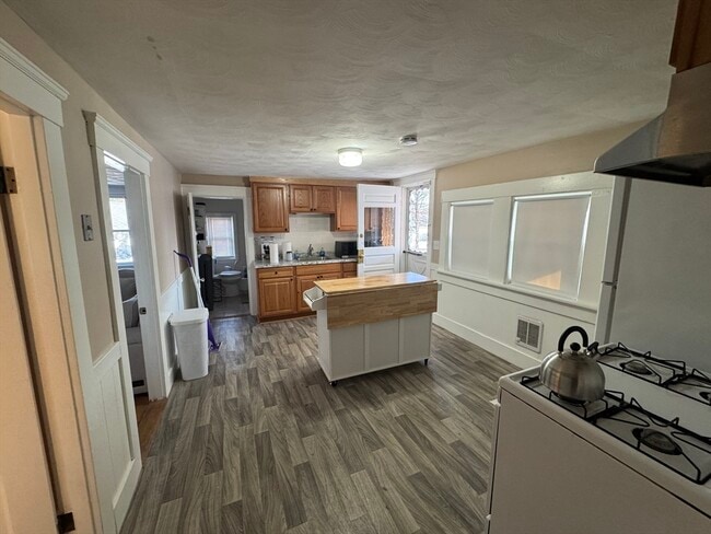 Building Photo - 187 Danforth St