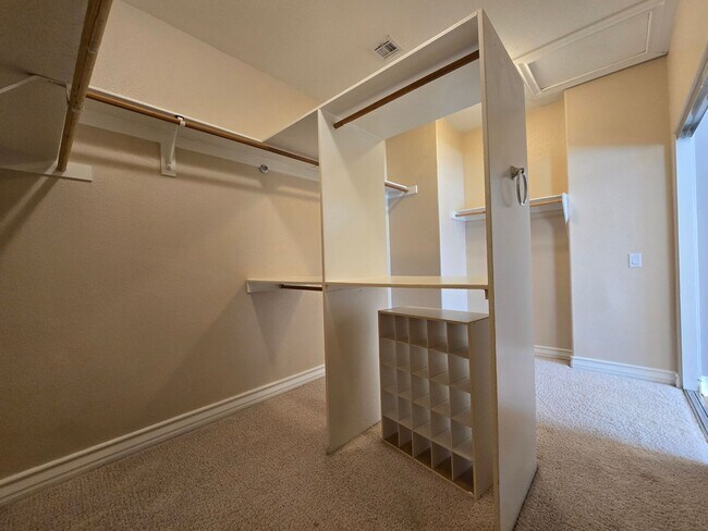 Building Photo - An Amazing NW Home! Over 3300 sq ft w/ pool & spa! Must see!