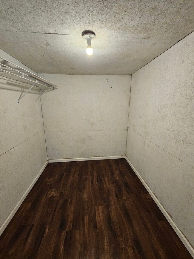 Building Photo - 2 bedroom | 1 Bathroom Home | Pets Welcome!