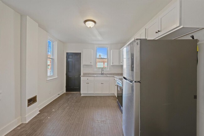 Building Photo - Bright 5 Bedroom, 1.5 Bath Home in Harrisburg, Pa!