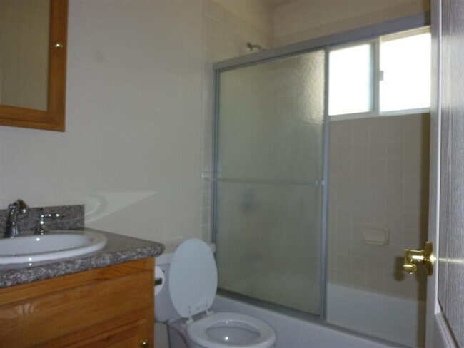 Building Photo - DOWNTOWN PLEASNTON Home with WASHER AND DRYER - 1 CAR GARAGE