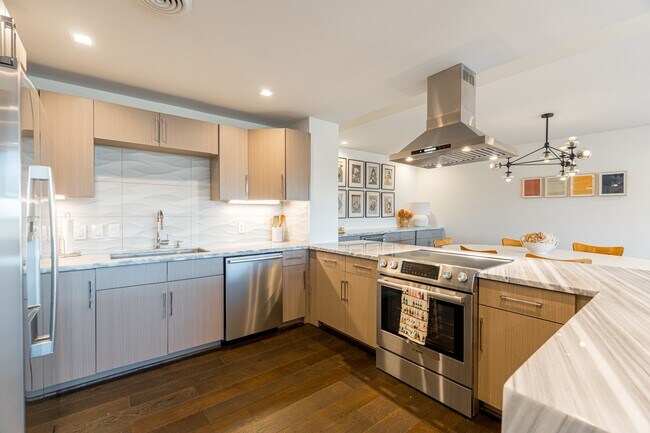 Building Photo - 2701 Westheimer Rd