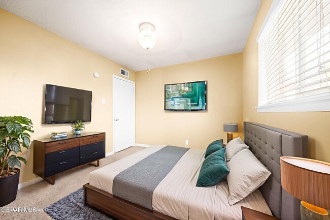 Building Photo - 5656 Kensington Cir