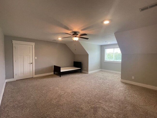 Building Photo - 5 Bedroom 3 1/2 Bath Home For Rent!