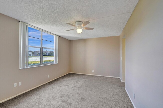 Building Photo - 9440 Poinciana Pl