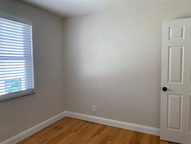 Building Photo - 1112 Moorlands Dr