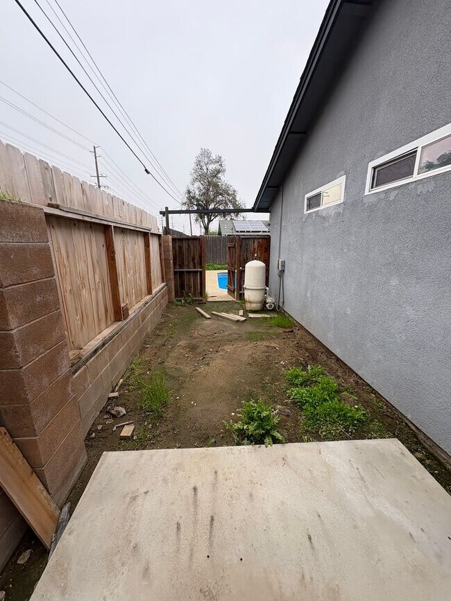 Building Photo - SW Visalia Home with Pool Available Now!