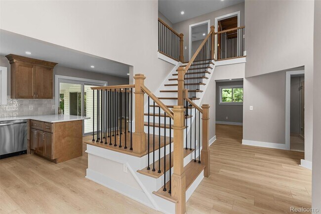Building Photo - 6552 Orion Rd