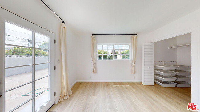 Building Photo - 2032 W 80th St
