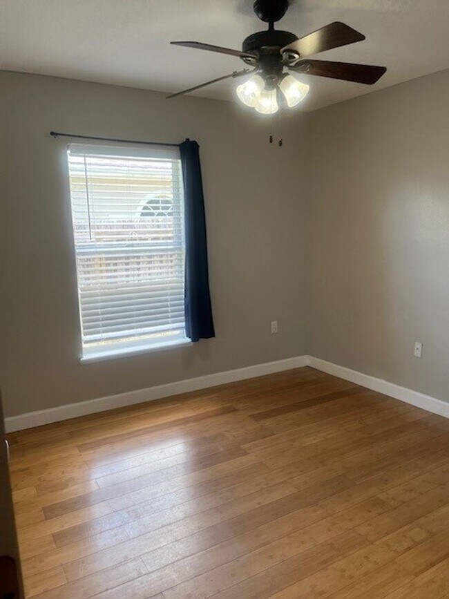 Building Photo - 3 Bedroom House with Large Back Yard