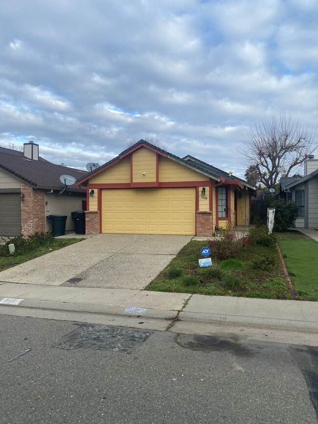 Building Photo - A Must See Roseville 3 Bedroom, 2 bath Home