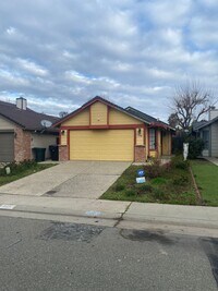 Building Photo - A Must See Roseville 3 Bedroom, 2 bath Home