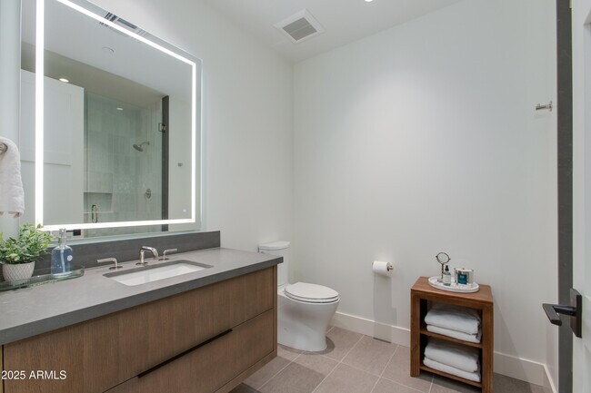 Building Photo - 5000 N Camelback Rdg Dr