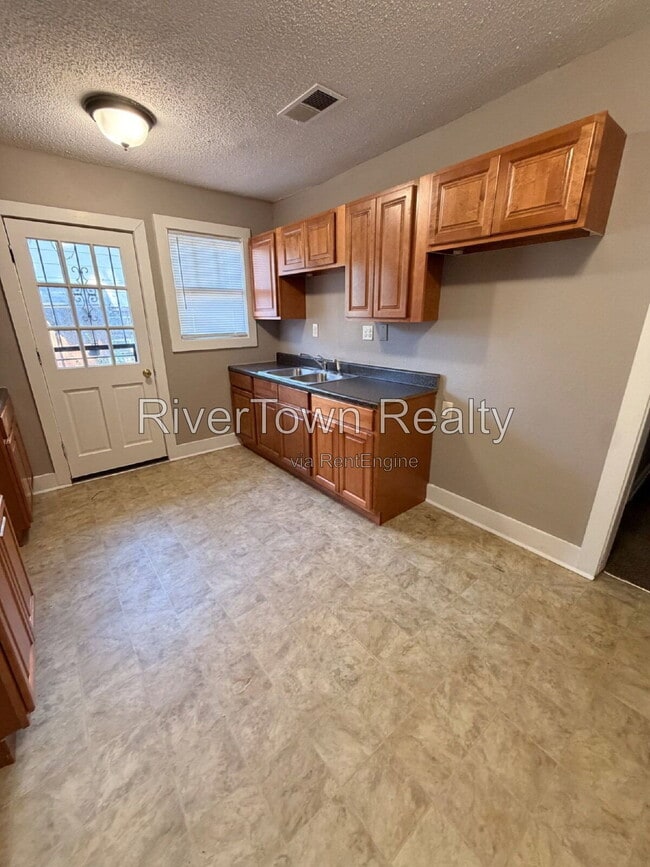 Building Photo - 3588 Bowen Ave