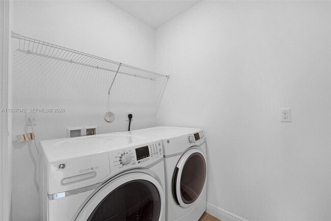 Building Photo - 4317 Lago Dr