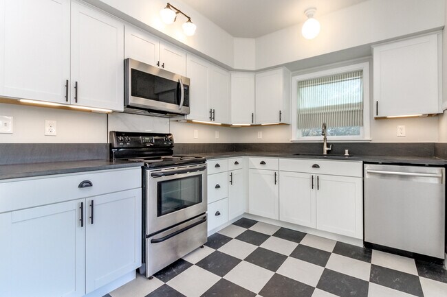 Building Photo - 714 S 51st St