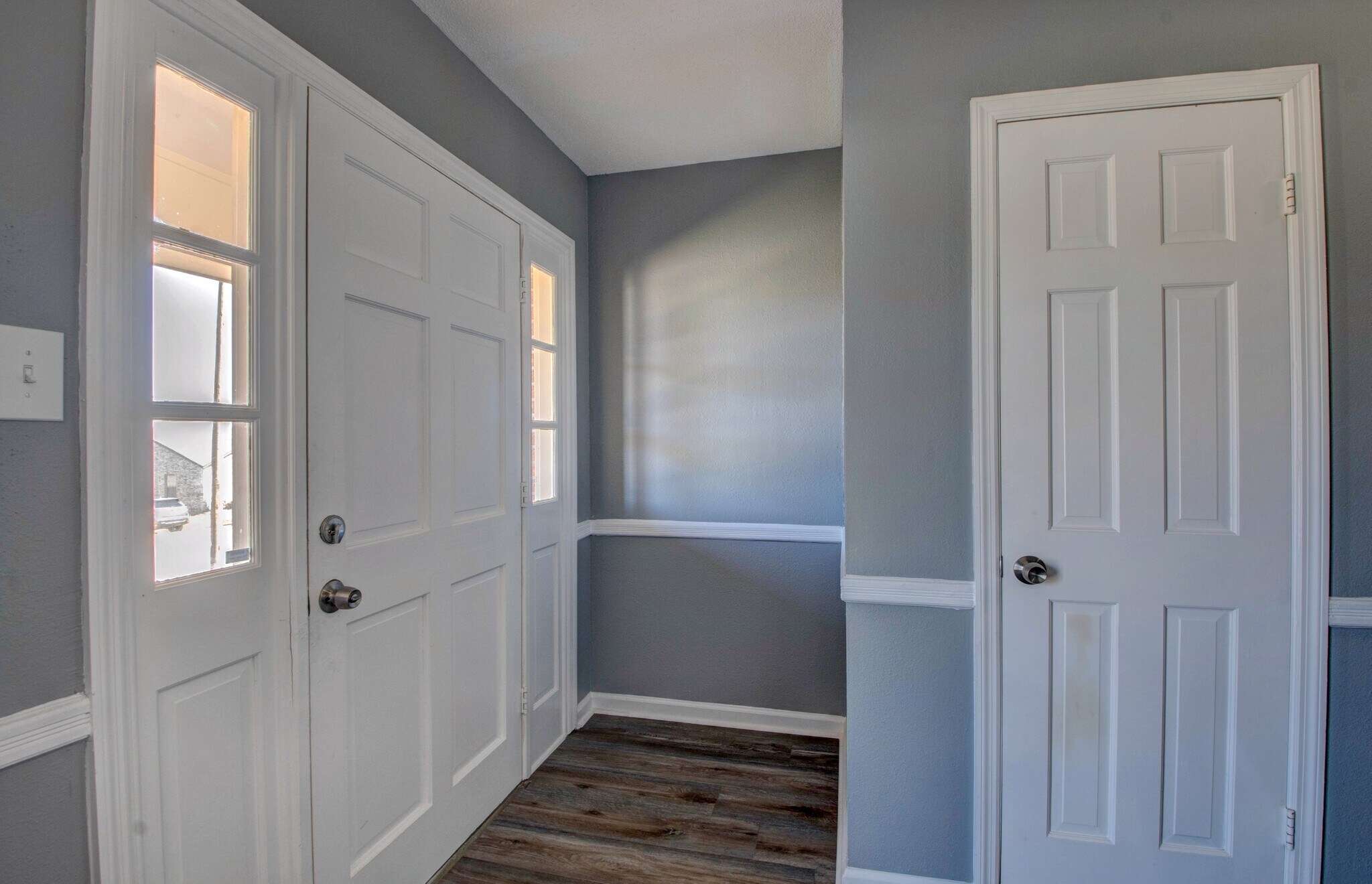 Front door with Coat Closet - 11315 Ethan Allen Dr