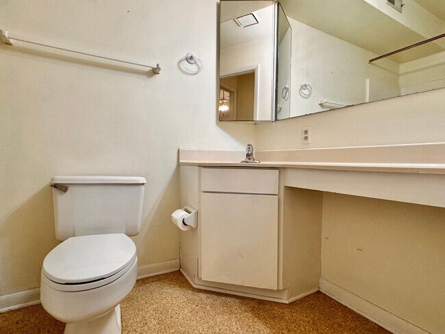 Building Photo - 2 Bedroom/2 Bath Condo near shopping with den, community Pool and more!