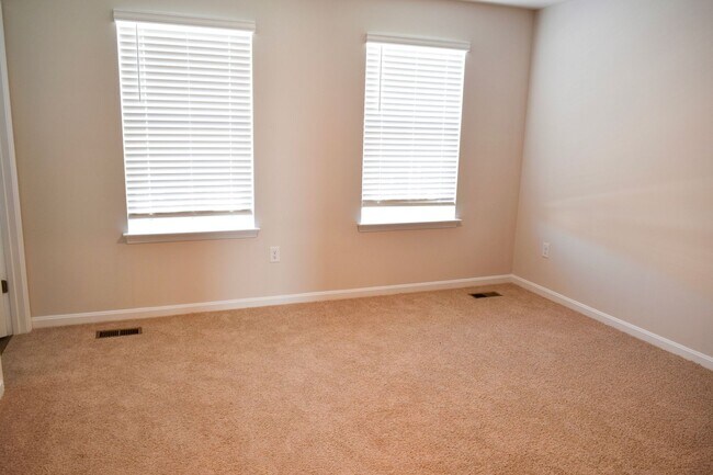 Building Photo - Stunning NEW Townhouse in Heritage Trace!