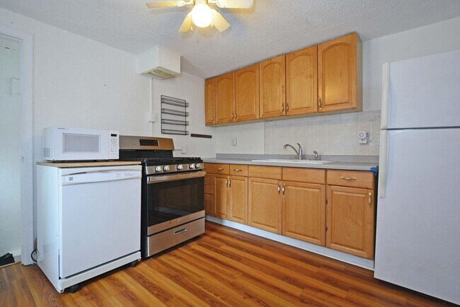 Building Photo - Spacious 4-Bed 3-Bath Home Available Now in NE Minneapolis!
