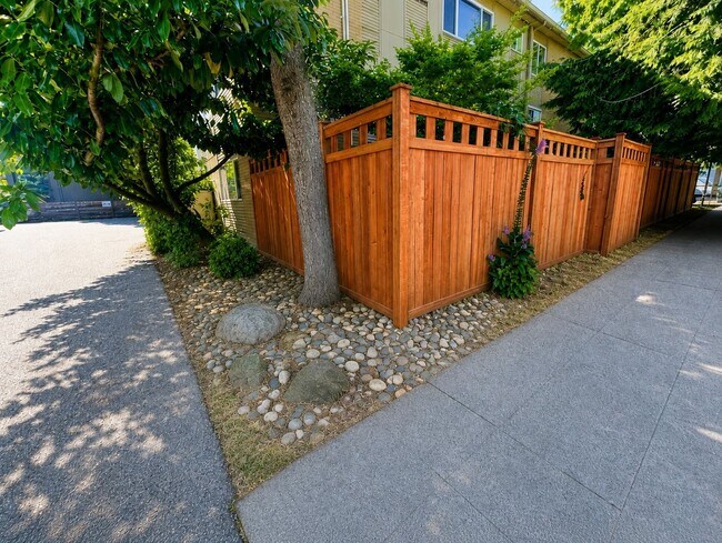 Building Photo - 2bd/1ba Seattle Condo