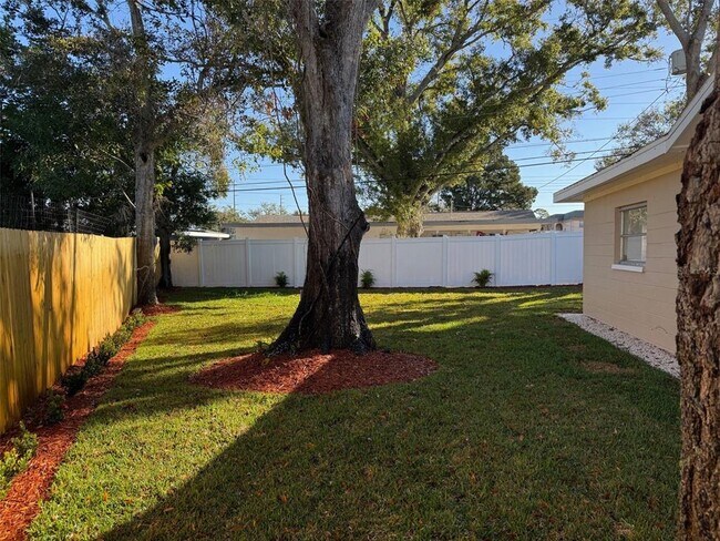 Building Photo - 2075 Plateau Rd