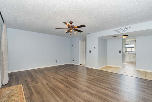 Building Photo - 3118 Manor Dr NE