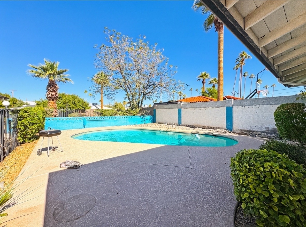 Building Photo - 2715 E Glenrosa Ave