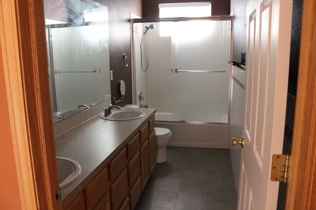 Building Photo - Spacious 2-Bedroom Condo Backing to Open Space