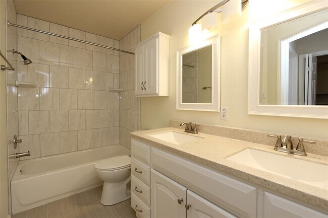 Building Photo - 15321 Ozone Pl
