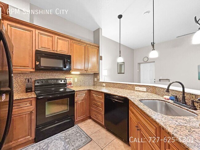 Building Photo - 701 Mirror Lake Dr N