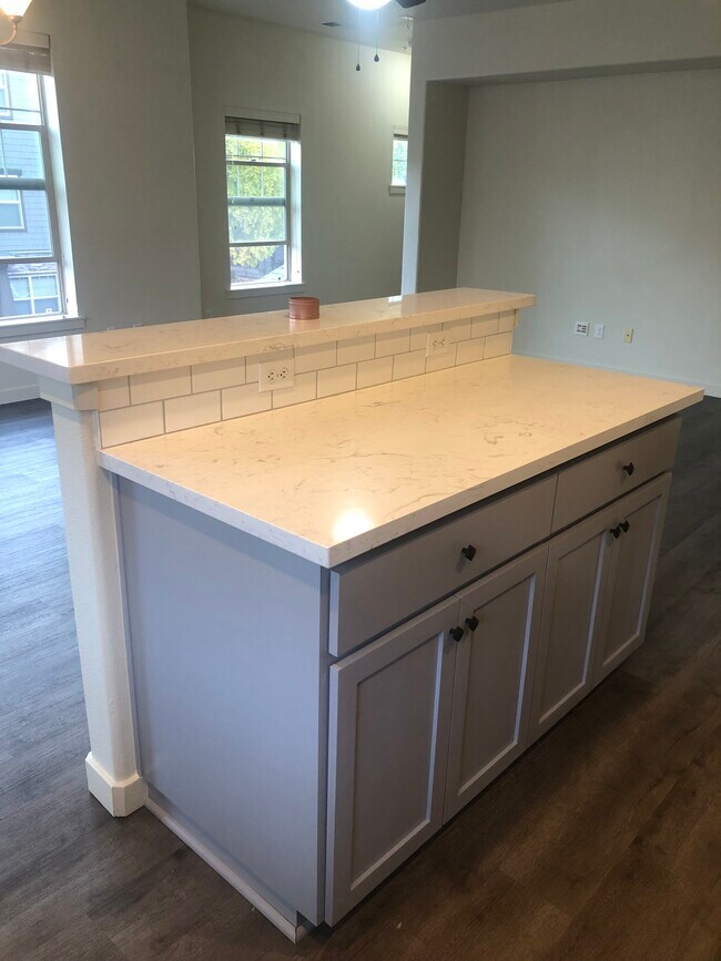 Building Photo - 635 NE Garswood Ln