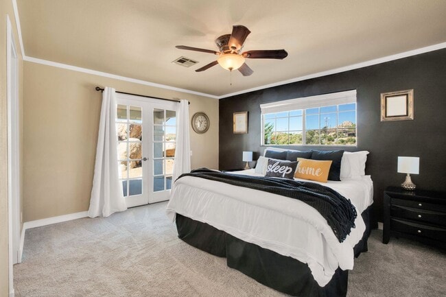 Building Photo - Western Hills Estate home/ 3 bedroom/ 2 ba...