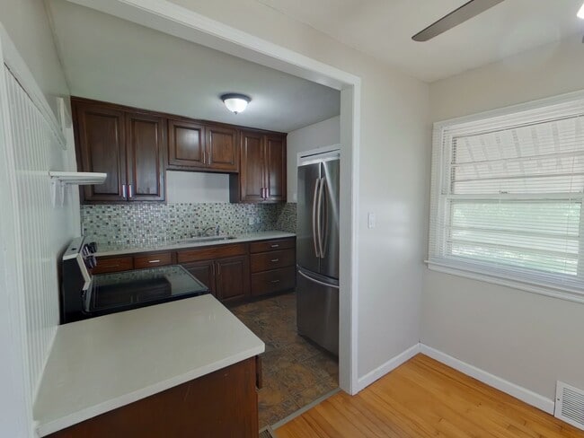 Building Photo - 1027 N Old Manor Rd