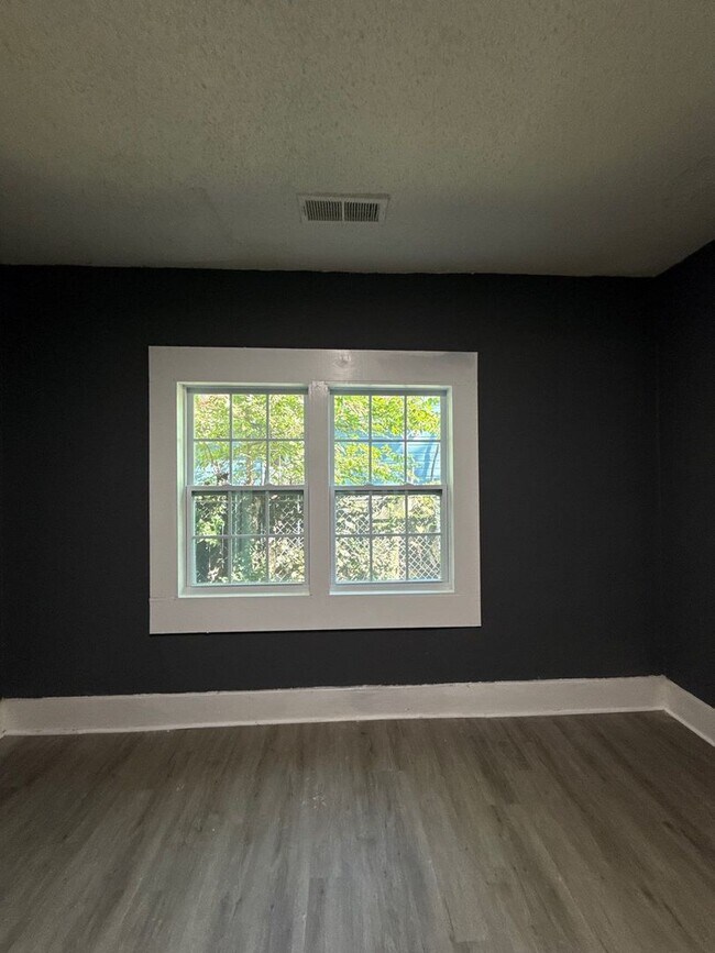 Building Photo - Fully Renovated Home in Binghampton – Section 8 Welcome!