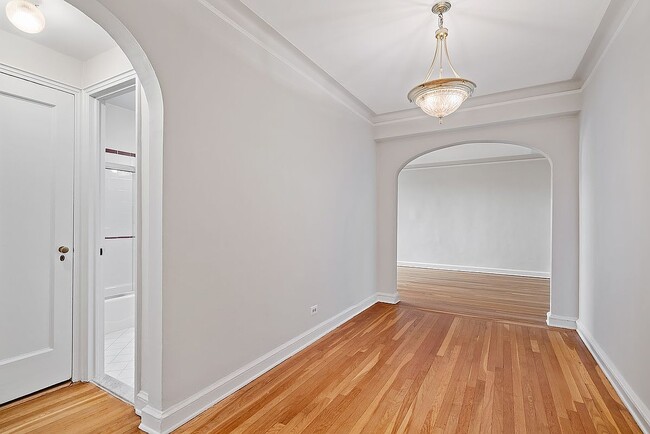 Building Photo - 25-40 31st Ave-4K