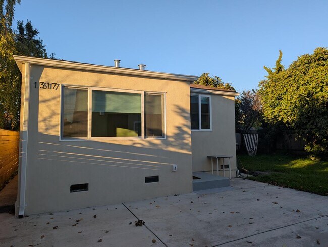 Building Photo - 1317 Haskell St