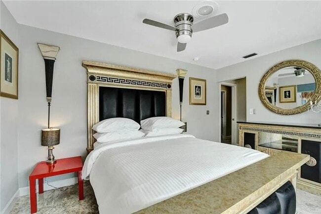 Building Photo - 2830 NE 55th St