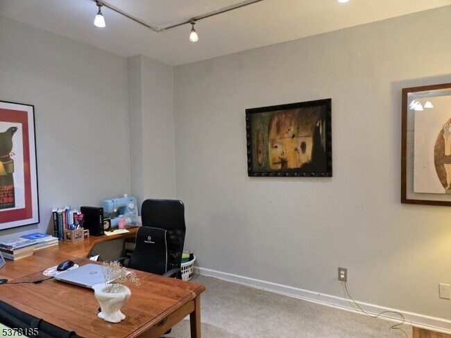 Building Photo - 5 Roosevelt Pl