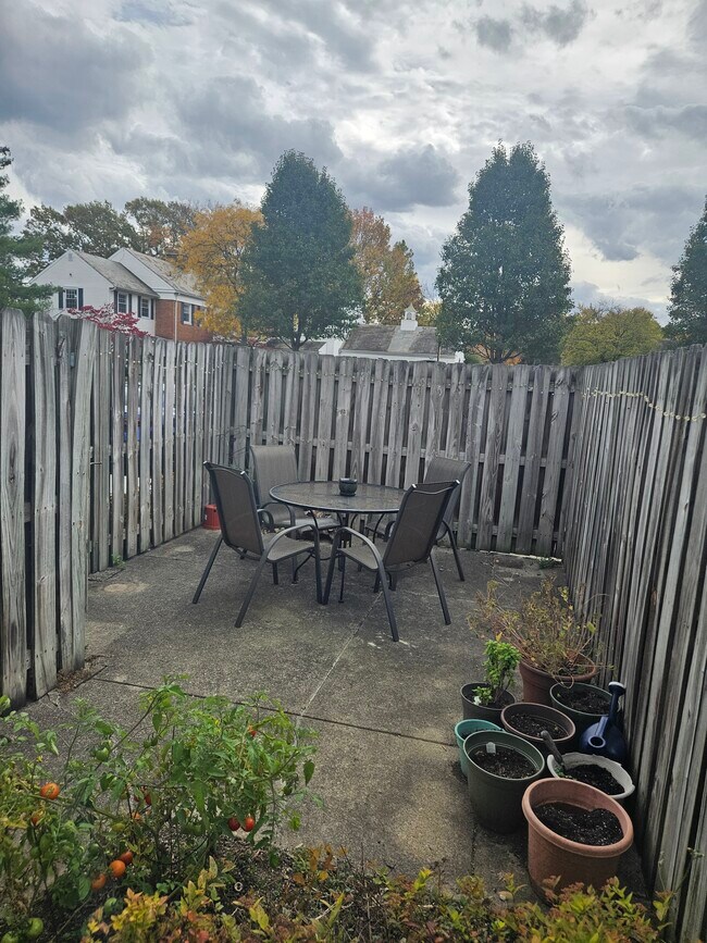 Building Photo - 105 E Ticonderoga Dr