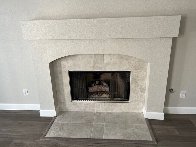 Building Photo - Newly Remodeled - Henderson