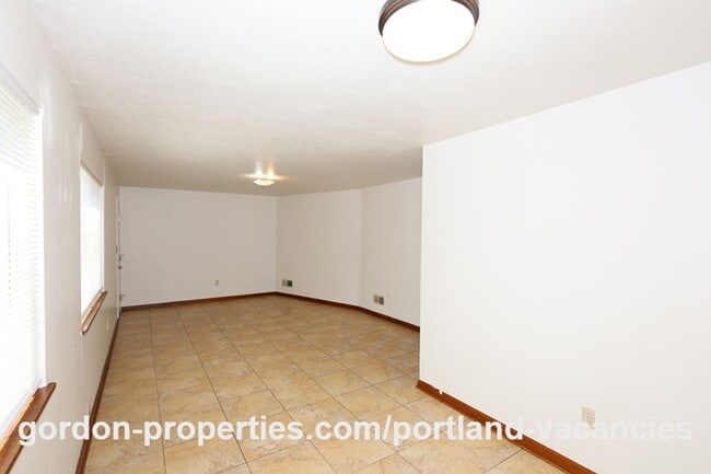 Building Photo - 2803 NE Hoyt St
