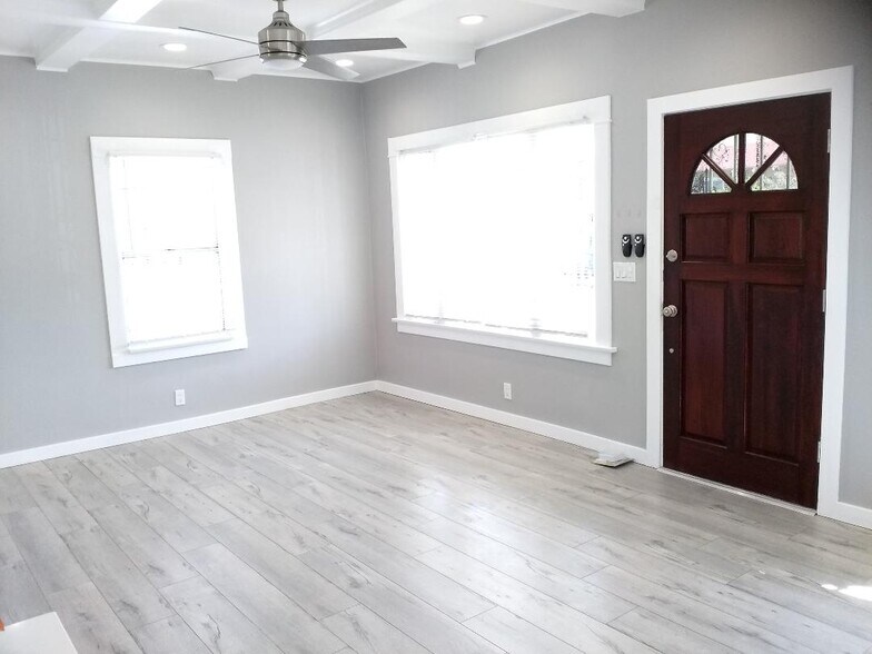 Living room - 4057 S Raymond Ave