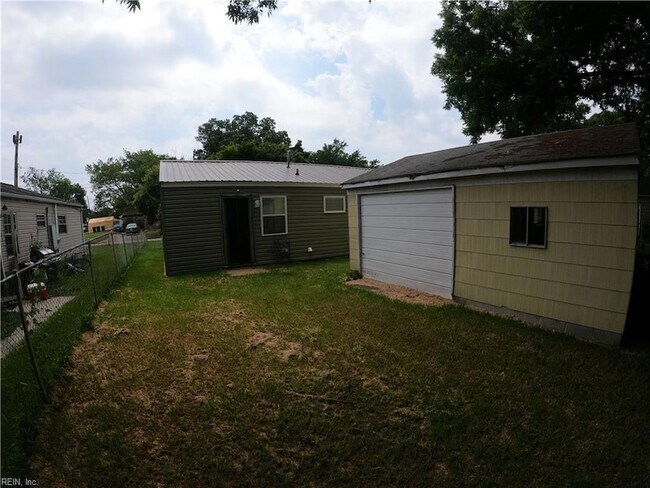 Building Photo - 1406 W 39th St