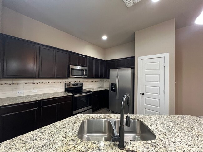 Building Photo - Luxury 3 Bed-2 Bath Duplex in NBTX!