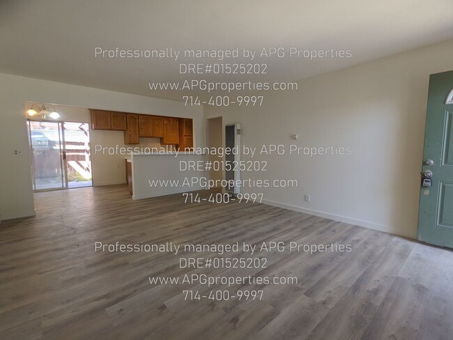 Building Photo - Downstairs 2 bedroom / 1 bathroom apartmen...