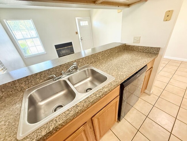Building Photo - HURRY!!!***2 BED Condo/Downstairs unit/ W,S&T INCLUDED!!