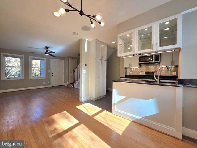 Building Photo - 527 E Nelson Ave