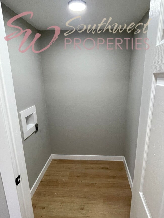 Building Photo - 981 W Oak St