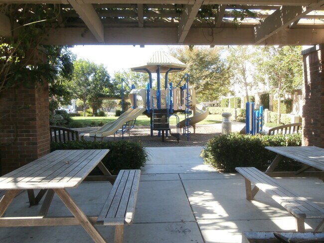 Building Photo - Custom executive home in gated community 1...